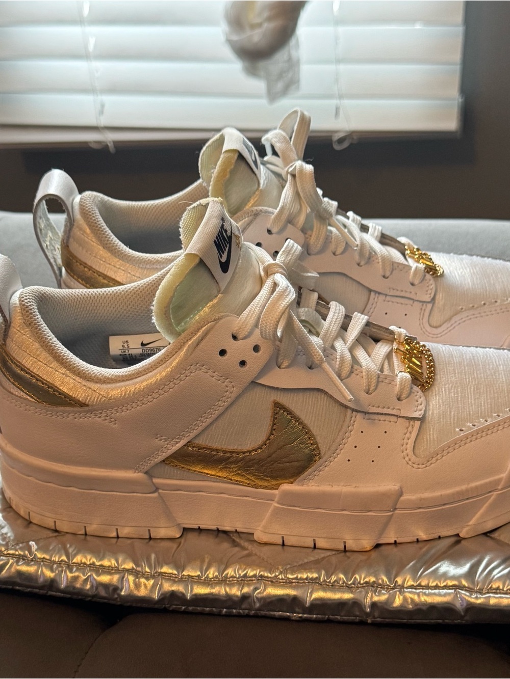 Nike White Leather Low-Top Sneakers with Gold Hardware Women’s 9.5 - Picture 3 of 11